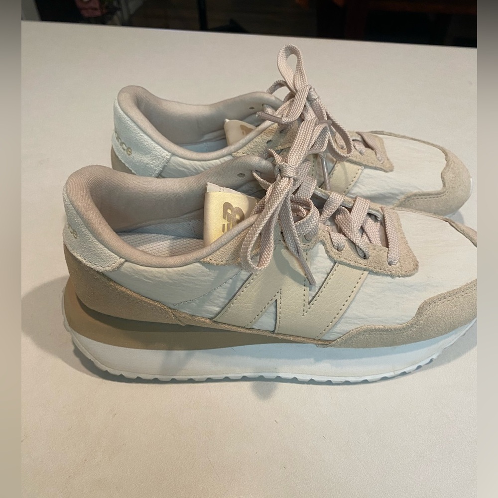 NEW BALANCE NB 237 Womens Sz 7 Beige White Athletic Textured Shoes Sneakers EUC